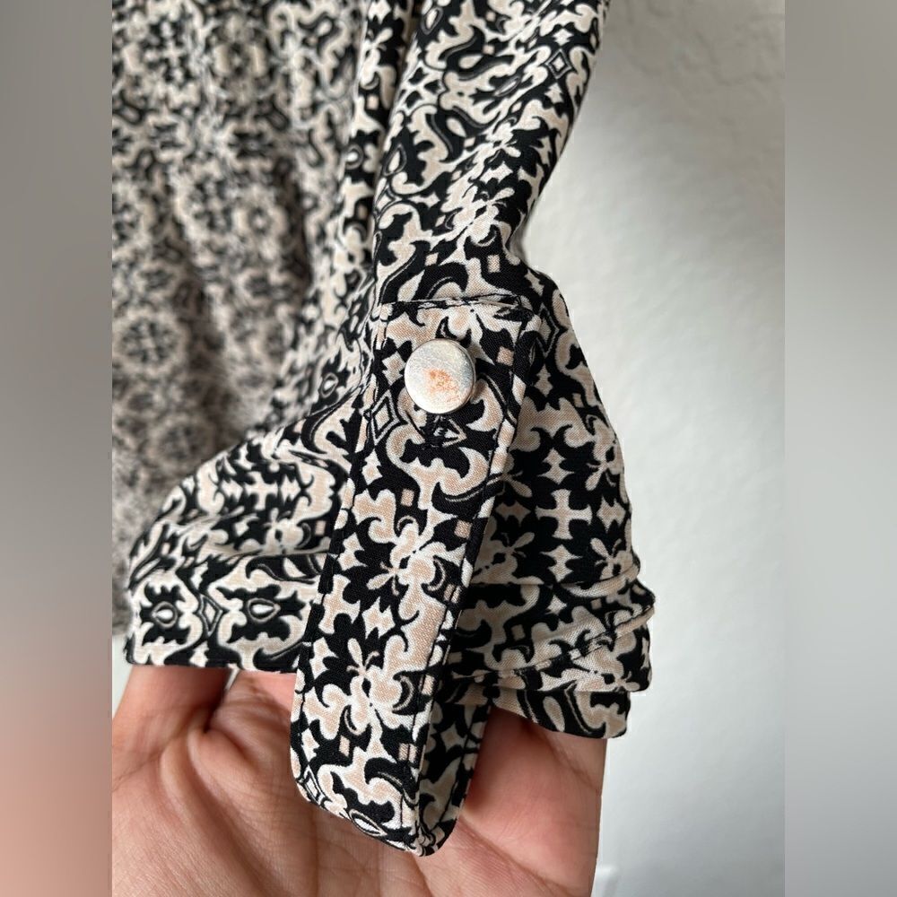 Woman’s size small dressbarn top - Picture 5 of 8